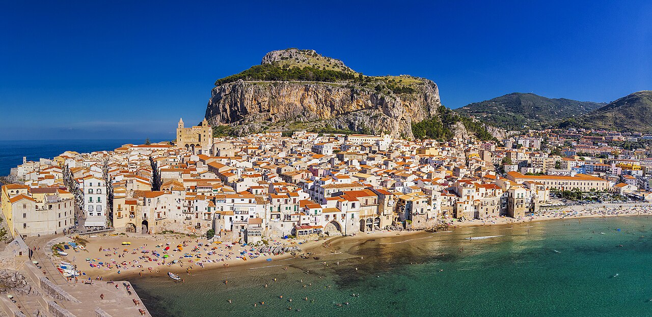 Veduta aerea del borgo e della costa di Cefalù